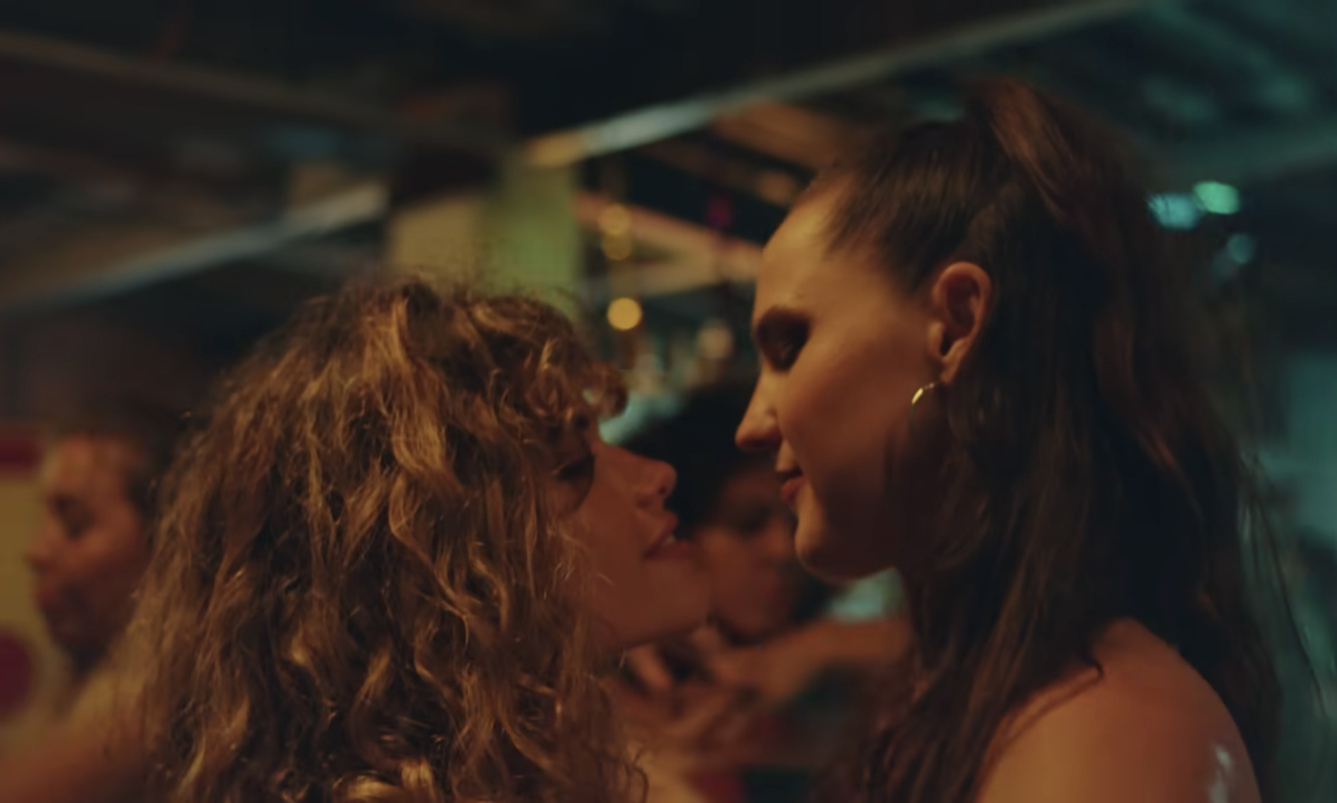 Sofi Tukker goes lesbian in Brazil with new music video - Queer Forty